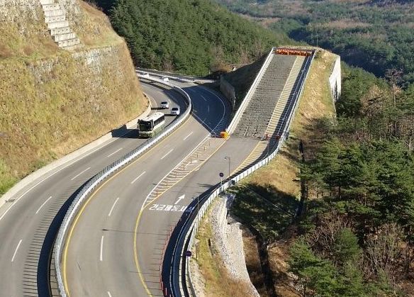 Un camión que no pudo pararse en la zona de frenada de emergencia